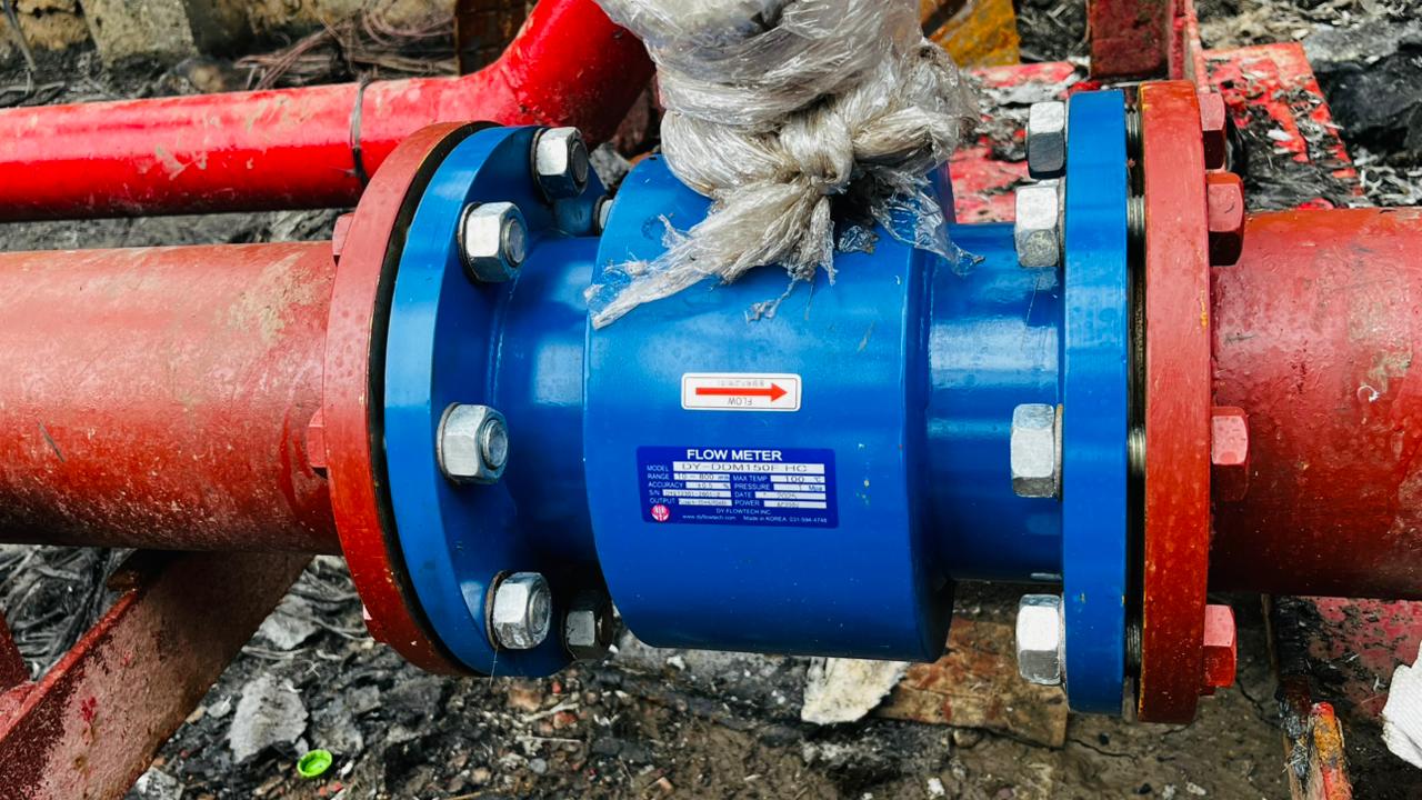 Labelled smart flow meter installed inline