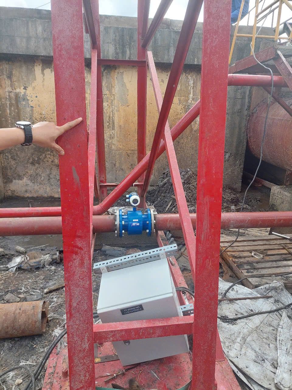 Engineer connecting a monitoring device to the Flowmetric platform