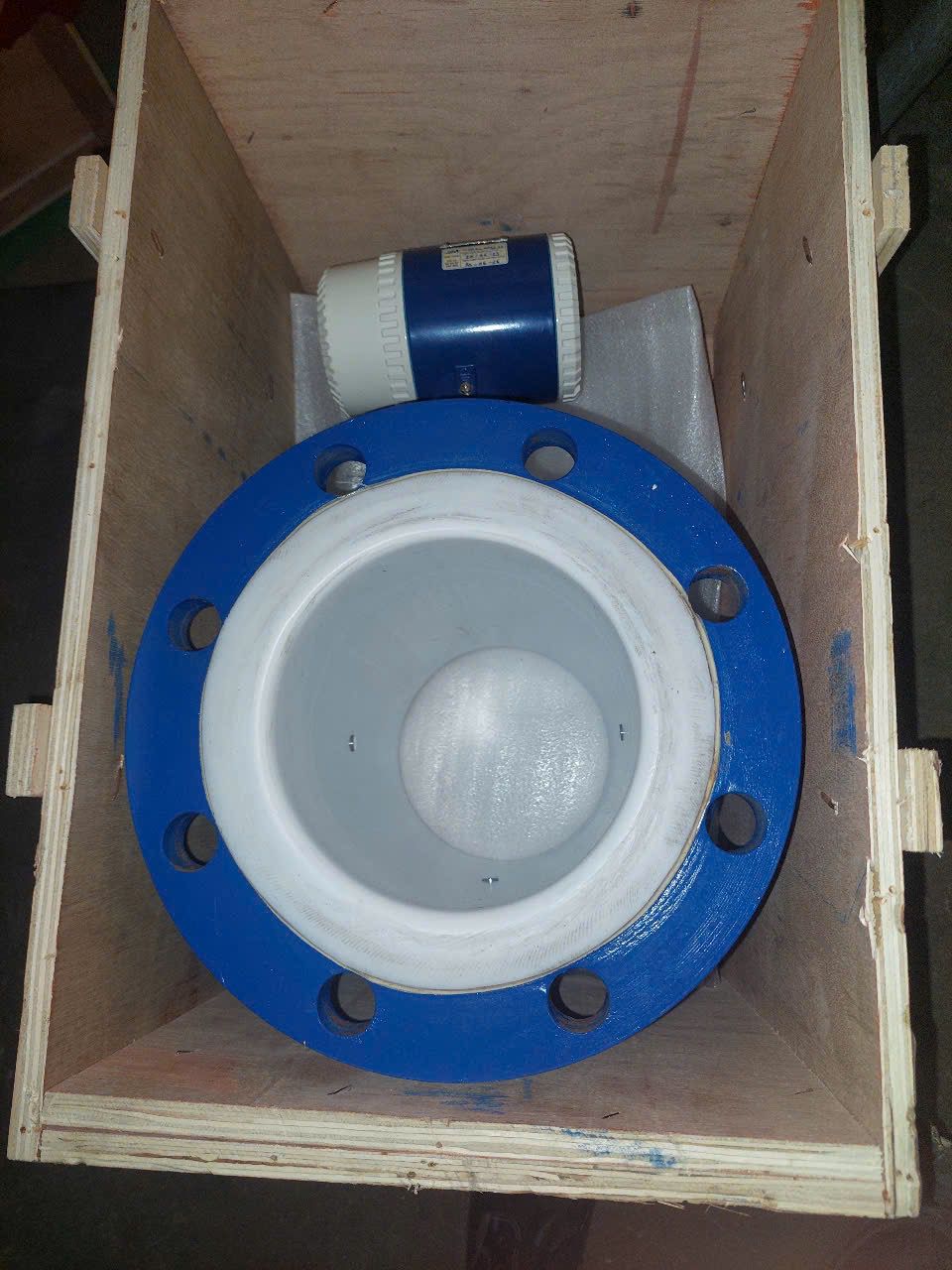 Flow meter and control enclosure mounted on the frame
